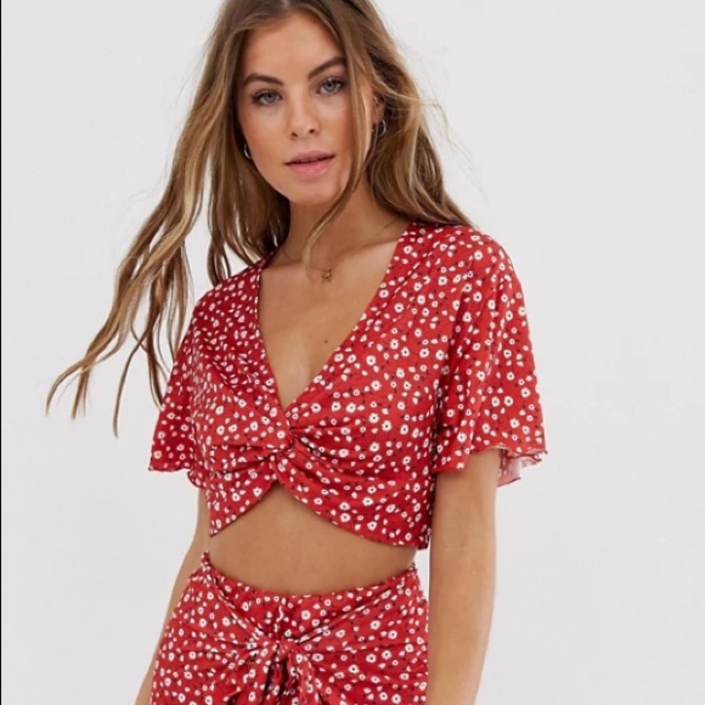 Pull & Bear Pacific ditsy floral vneck top